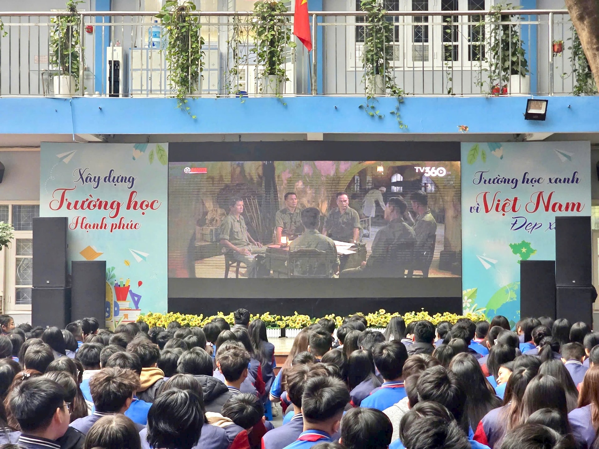 Học sinh Trường THCS Chương Dương xúc động khi xem phim “Mưa đỏ”