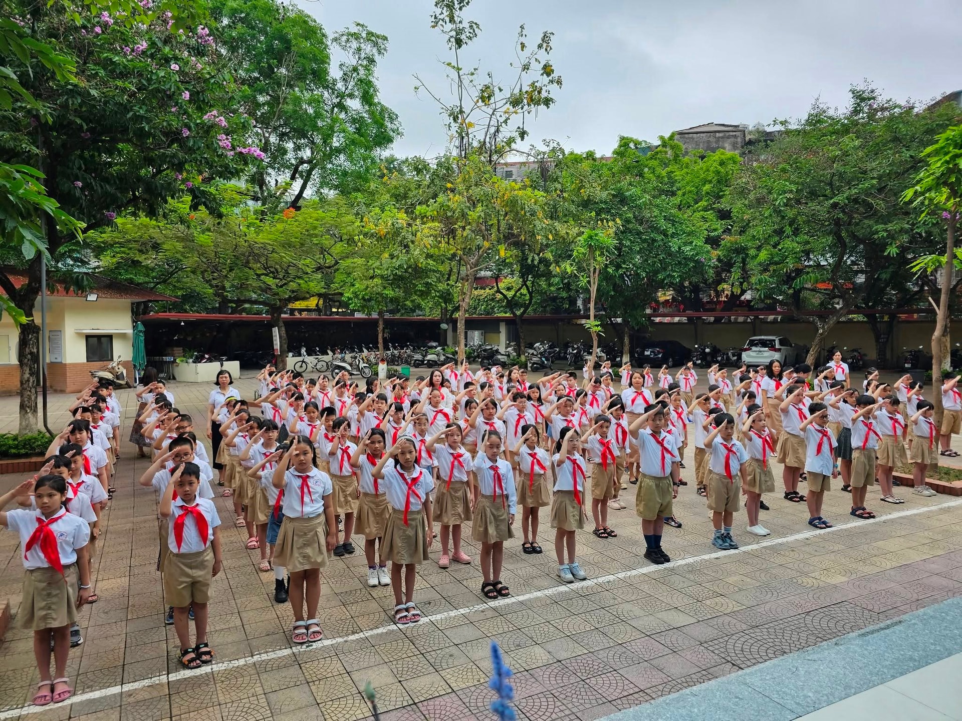 Trường học trên toàn quốc sẽ chào cờ, hát Quốc ca cùng lúc trong Lễ khai giảng 5/9/2025