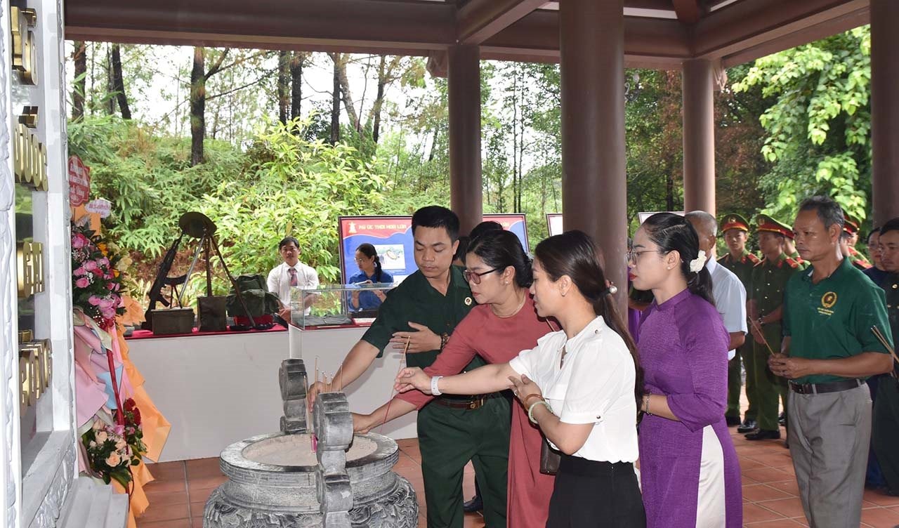 Trưng bày chuyên đề “Ký ức thời hoa lửa” ở Khu di tích lịch sử Chín Hầm