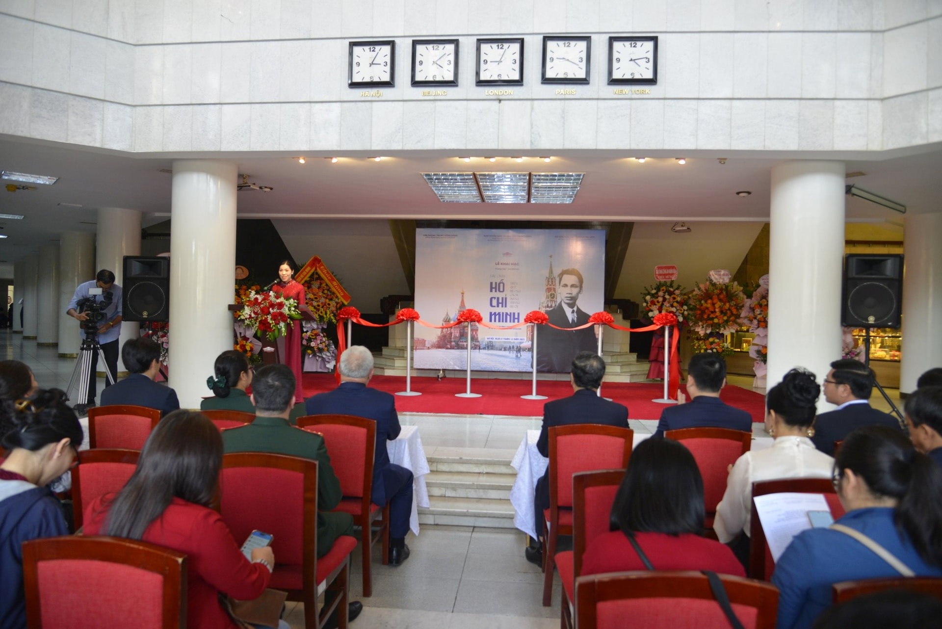 Trưng bày "Dấu chân Hồ Chí Minh trên quê hương Cách mạng Tháng Mười"