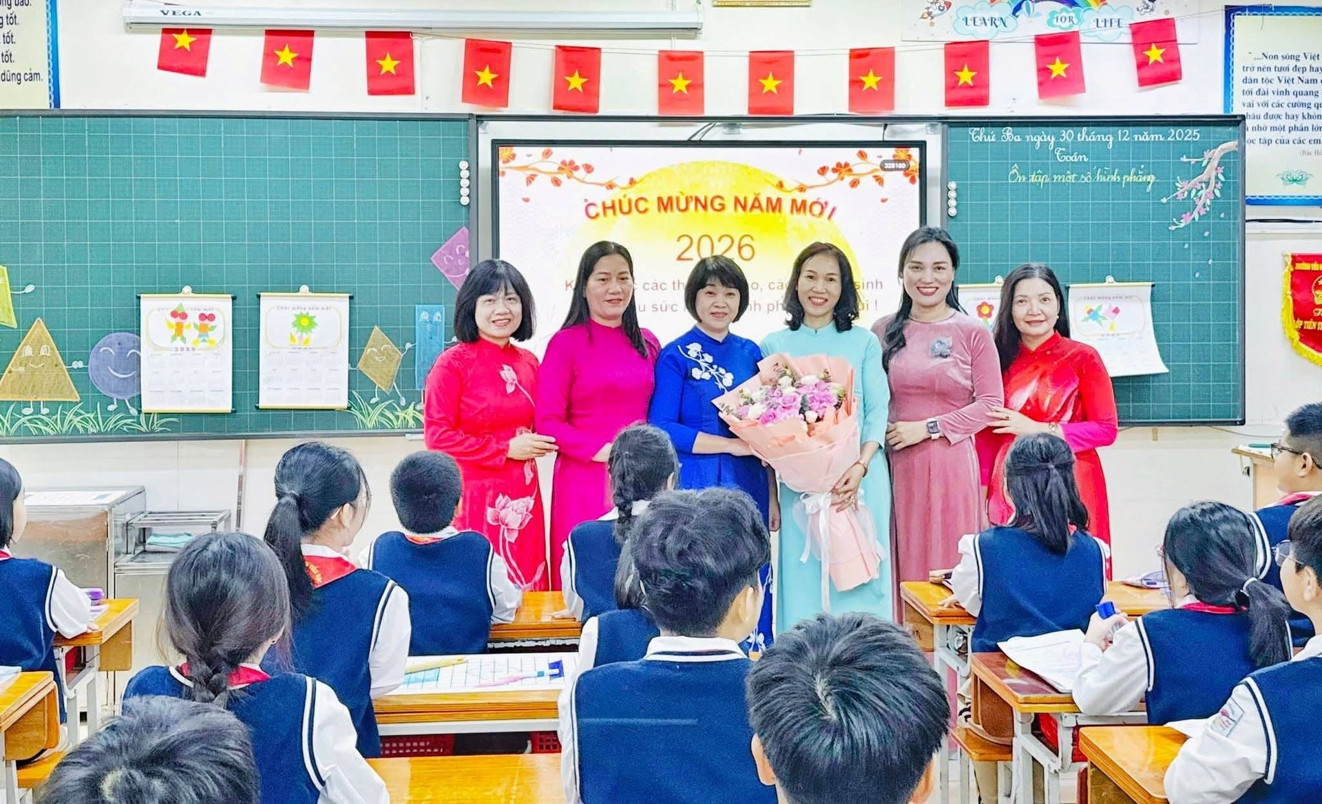 Hà Nội chi 35 tỷ đồng thưởng cho giáo viên ngày cận Tết