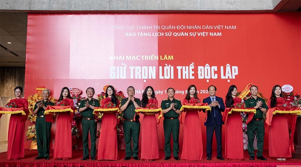 Triển lãm "Giữ trọn lời thề độc lập" tại Bảo tàng Lịch sử Quân sự Việt Nam