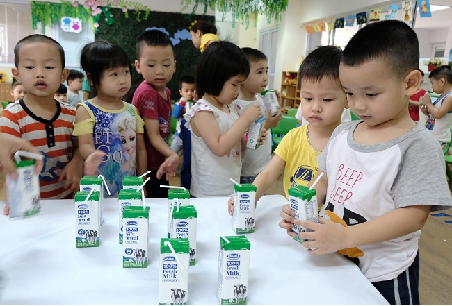 Các chuyên gia dinh dưỡng chia sẻ ý kiến về việc bổ sung vi chất cho sữa học đường