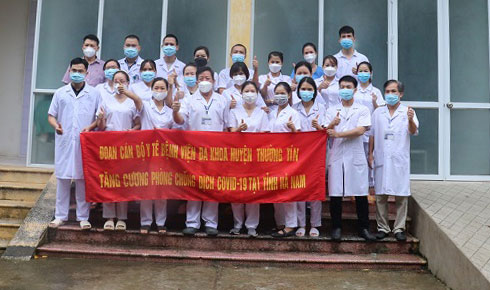 Hơn 300 cán bộ y tế Hà Nội hỗ trợ Hà Nam chống dịch