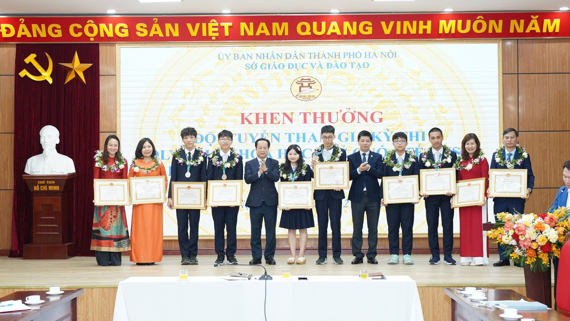 Hà Nội khen thưởng 6 học sinh giành HC Olympic Khoa học trẻ quốc tế 2023