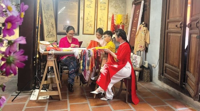 Nghệ sĩ Phạm Ngọc Trâm: Kể chuyện di sản bằng đường thêu nét nhuộm