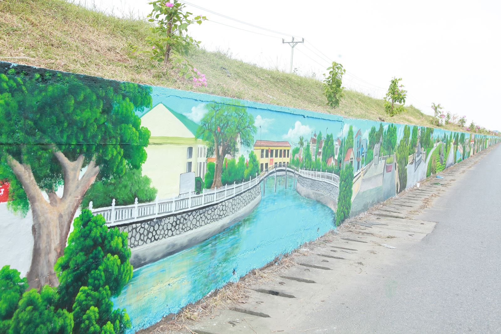 Khám phá con đường bích họa đa sắc màu ở ngoại thành Hà Nội