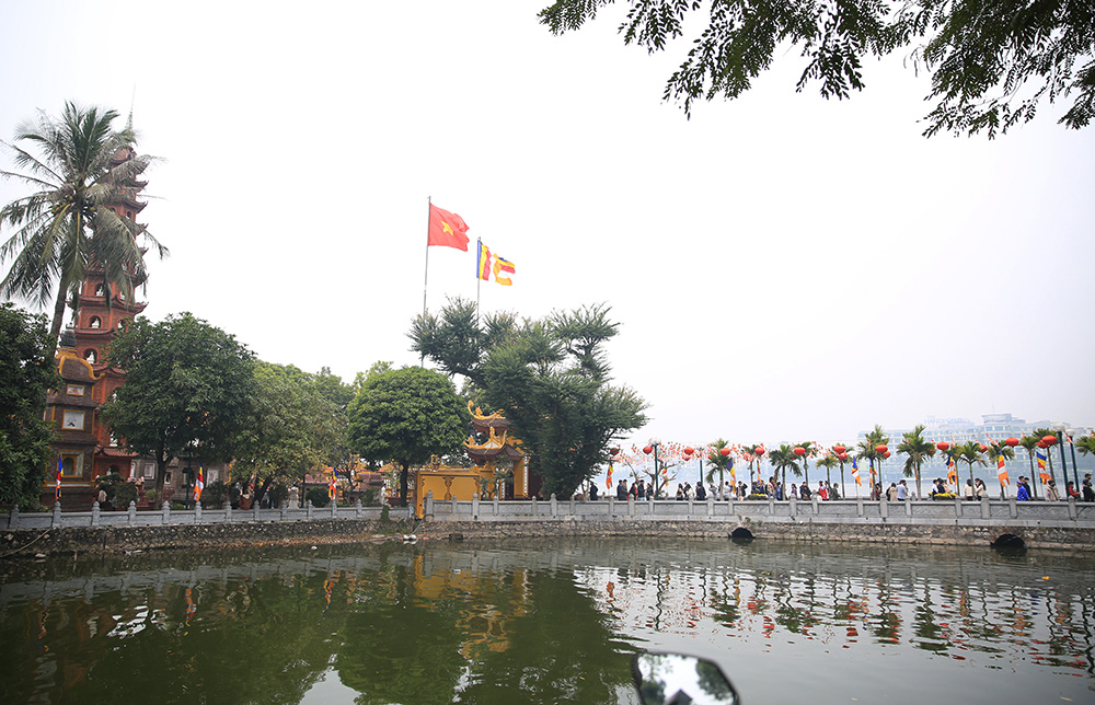 Hàng nghìn du khách cầu may ngày đầu năm mới