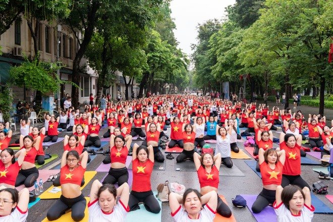 Yoga Hướng mặt trời lần 2 năm 2023 thu hút gần 1.000 người tham gia