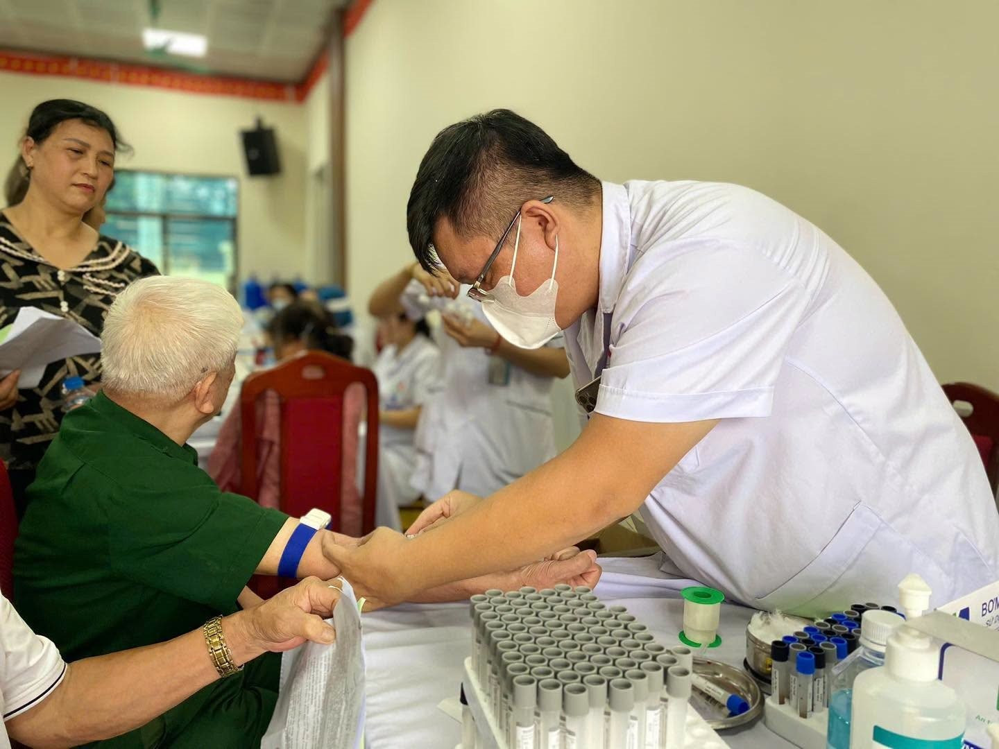 Hà Nội khám sức khỏe định kỳ miễn phí cho toàn bộ cư dân