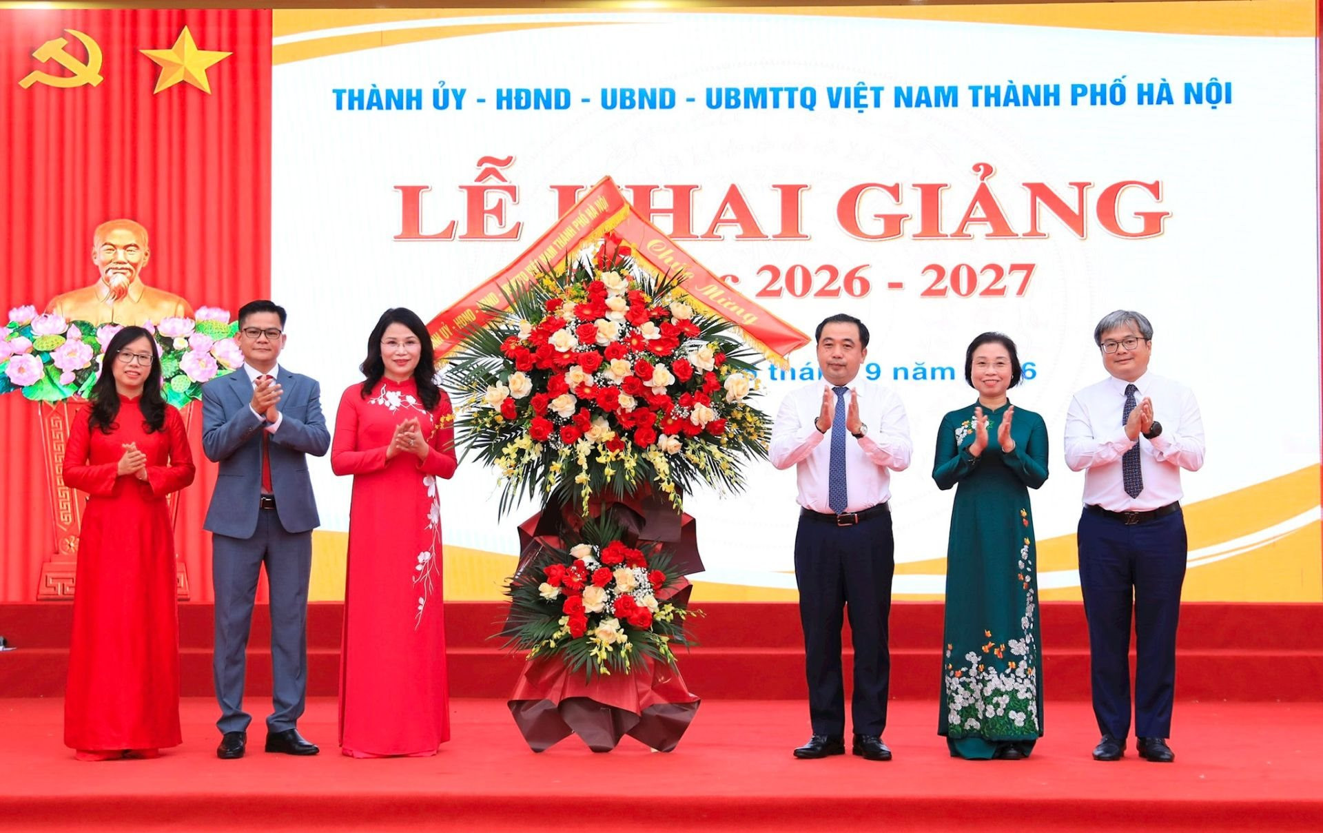 Bí thư Thành ủy Hà Nội Trần Đức Thắng dự lễ khai giảng tại Trường THCS Trần Duy Hưng