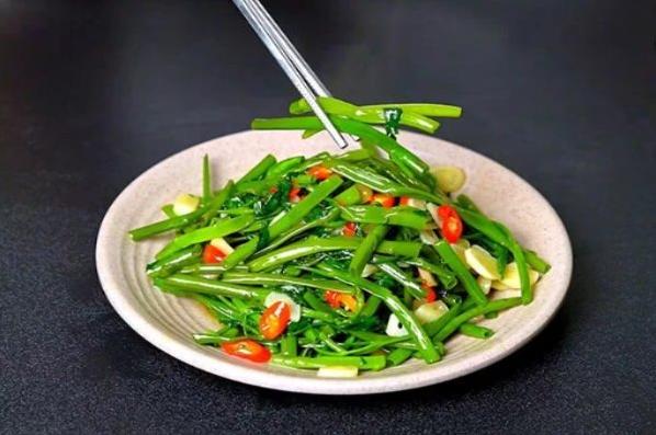 Món ăn kèm ngon nhất Đông Nam Á là rau muống xào tỏi
