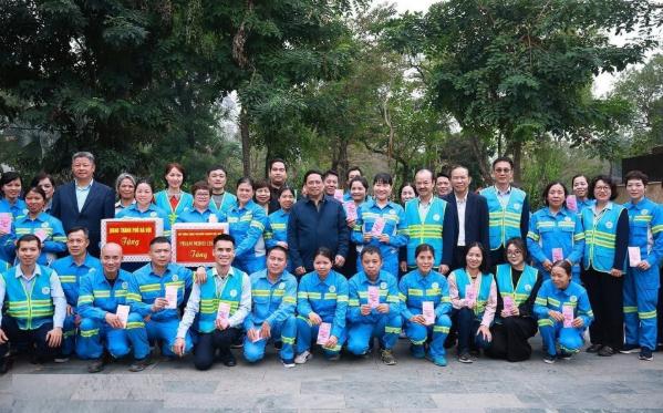 Thủ tướng Phạm Minh Chính thăm hỏi, tặng quà công nhân vệ sinh môi trường ứng trực Tết Bính Ngọ trên địa bàn Hà Nội