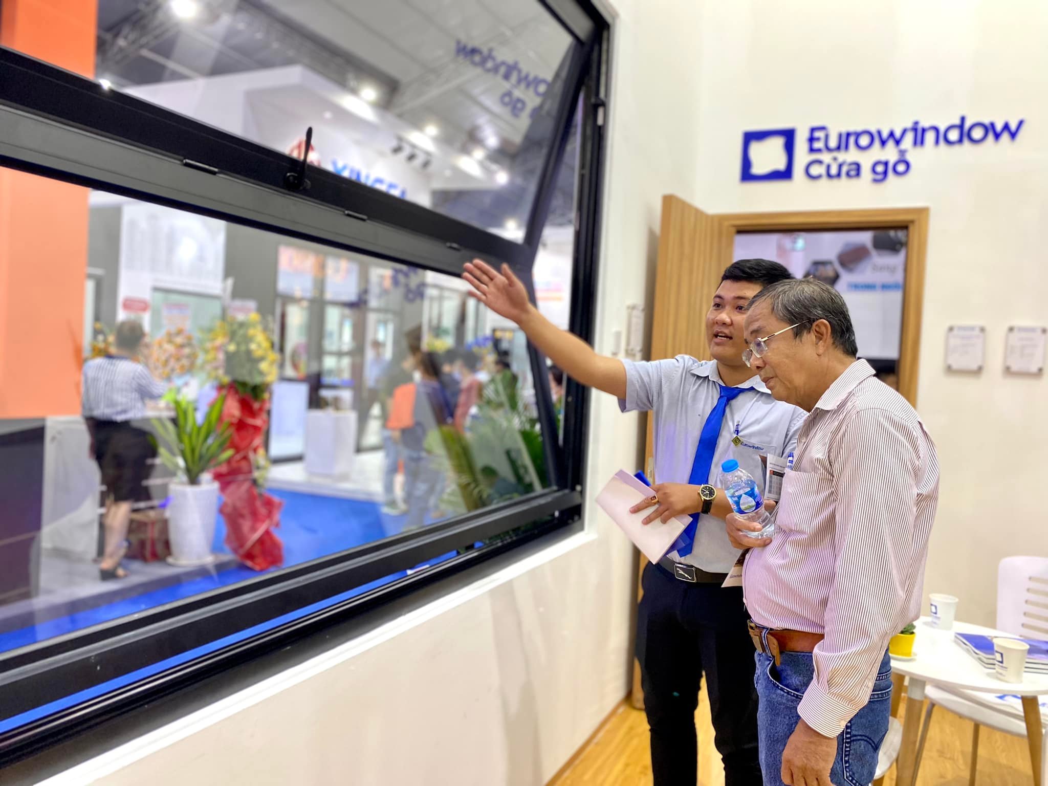 Tích hợp công nghệ cao - Cửa và vách kính Eurowindow “hút khách” tại Vietbuild HCM 2022