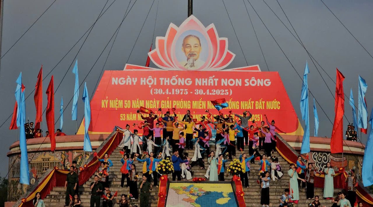 Lễ Thượng cờ “Thống nhất non sông” ở Đôi bờ Hiền Lương - Bến Hải