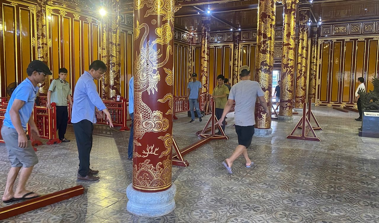 Lắp rào kính cường lực trong điện Thái Hòa bảo vệ Ngai vua triều Nguyễn