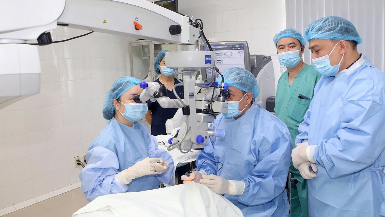 Bệnh viện Trung ương Huế đưa vào hoạt động hệ thống phẫu thuật Dịch kính - Võng mạc hiện đại nhất miền Trung