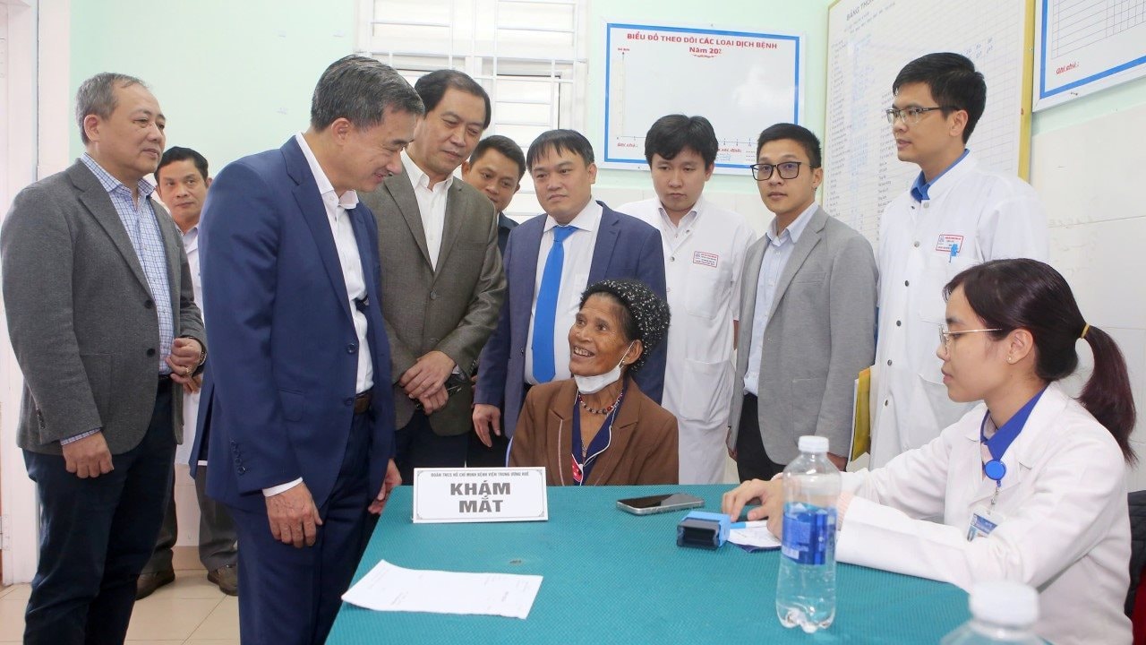 Khám, tư vấn sức khỏe và cấp thuốc miễn phí cho 1.000 người dân sau mưa lũ