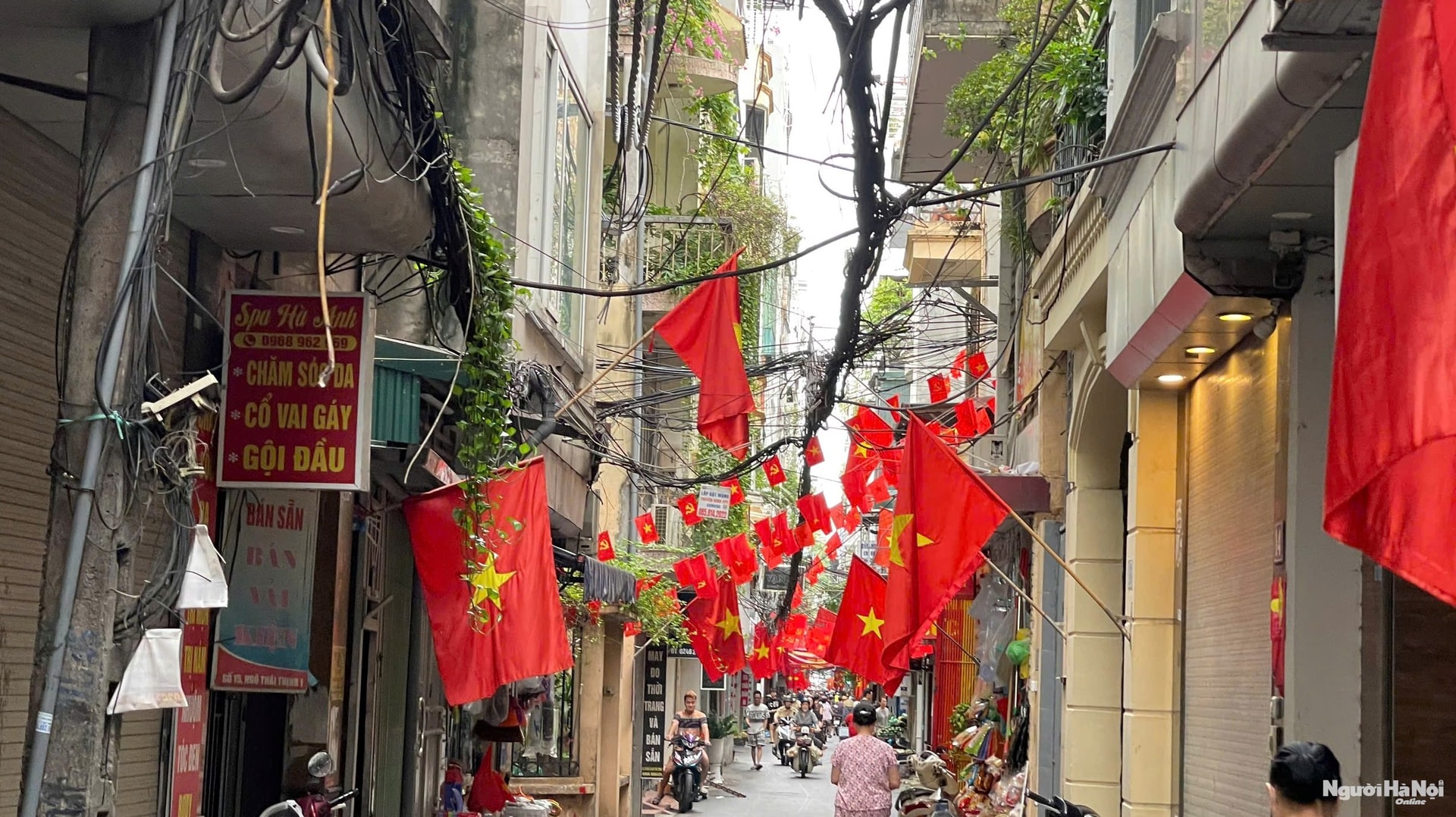 Treo cờ Tổ quốc chào mừng Đại hội đại biểu toàn quốc lần thứ XIV của Đảng