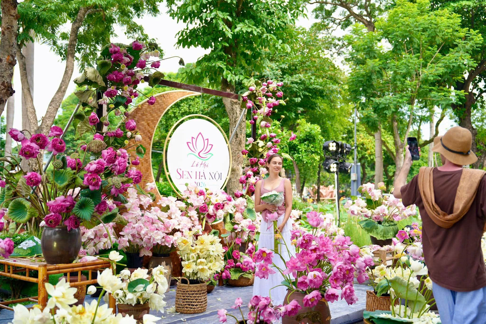 Lễ hội "Sắc sen Hà Nội" thu hút gần 300.000 lượt du khách đến tham quan, trải nghiệm